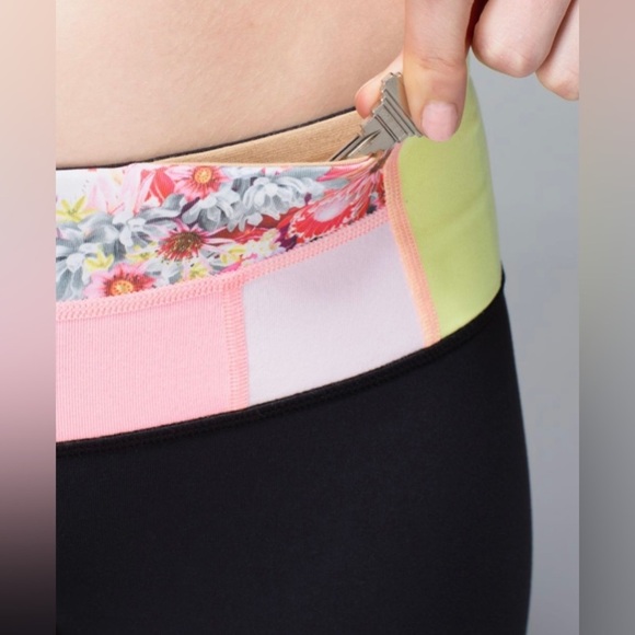 Lululemon Wunder Under Crop full on Luon
reversible to solid black size 6 - Picture 5 of 9